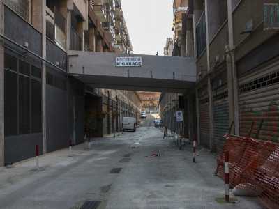 Sulla destra, di fronte all�ex caserma Rossani e accanto all�hotel Excelsior, ecco la prima particolarit� del quartiere: una stretta viuzza si insinua tra i palazzi prima scendendo e poi salendo...